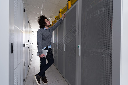男IT工程师在现代数据中心服务器机房的平图片