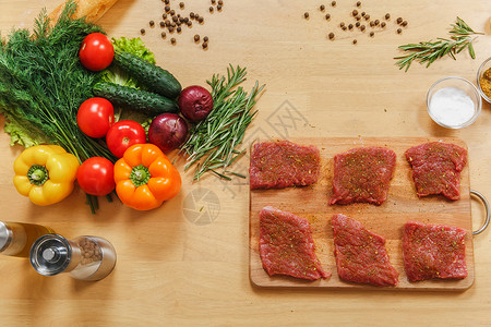 将新鲜牛肉羊肉或猪里脊肉放在木桌上的切菜板上背景图片