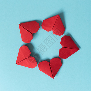 蓝背景的红色心折纸框架情人节的概念图片