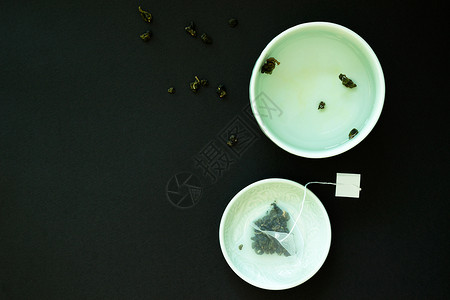 日本茶杯和碟子黑色背景的一图片