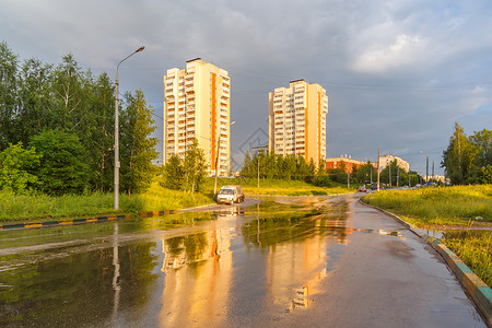 雨后湿路和俄罗斯NizhnyNovgor图片