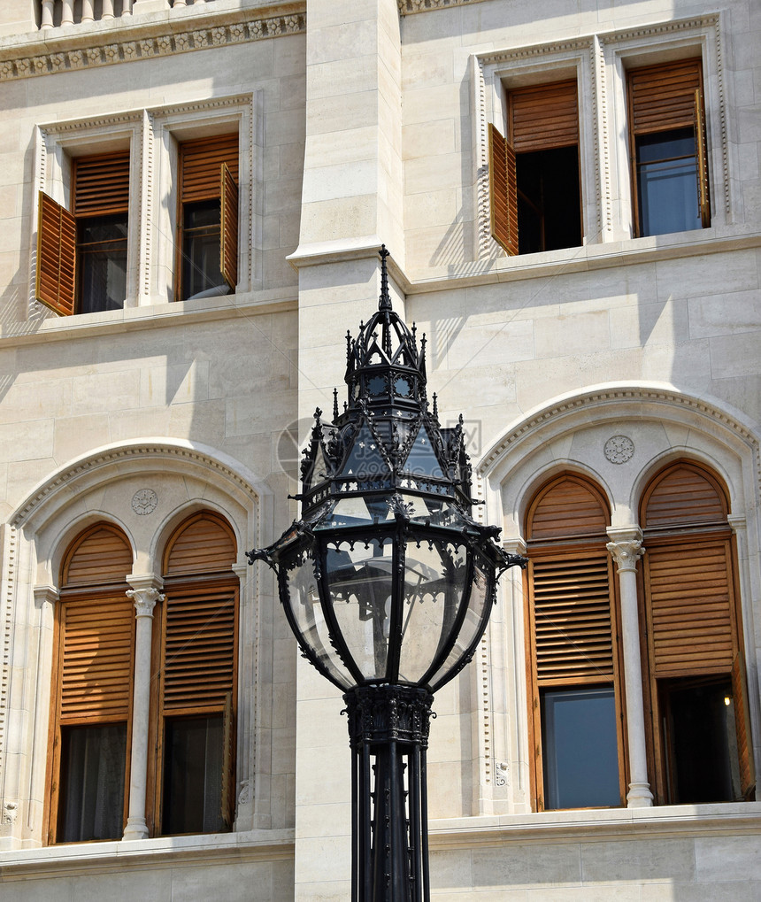 议会大楼的窗户和路灯布达佩斯匈牙利图片
