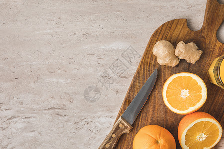 大理石表面橙子刀和姜的顶视图图片