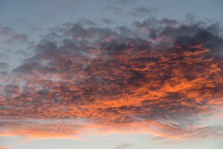 日落时多云的天空美景图片