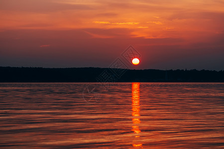 日落时大红太阳海图片