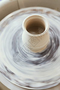 陶轮上未完成的白泥花瓶图片