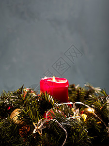 圣诞云杉树枝花环与木板上的蜡烛图片