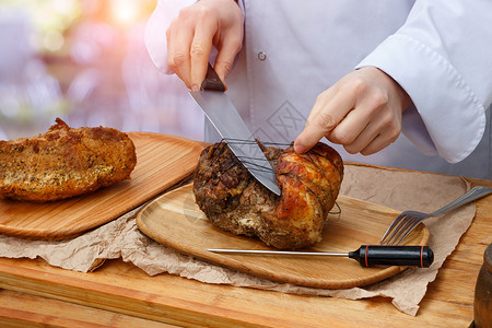 厨师准备切肉烹饪猪肉的概念图片