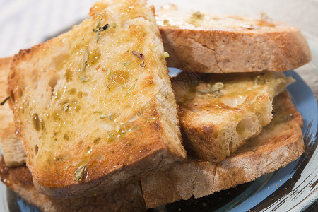 传统的葡萄牙面包配有处女橄榄油和页岩石图片