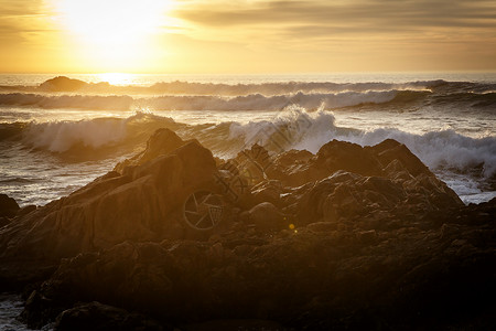 大海浪在岩石海上的克利夫图片