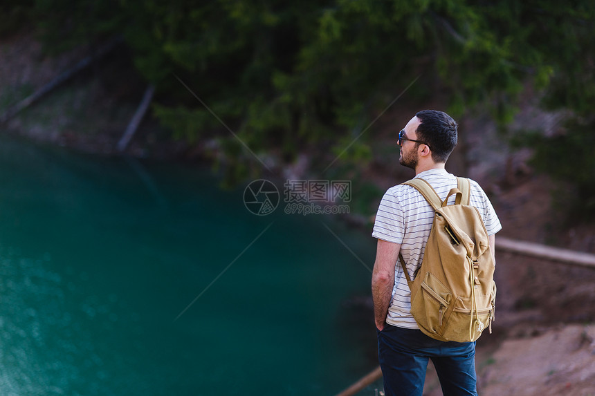 英俊的大胡子男人图片