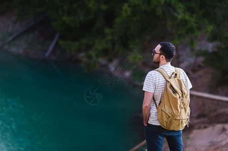 英俊的大胡子男人图片