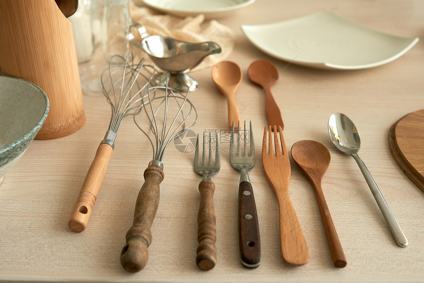 桌子上的叉子勺子和打蛋器图片