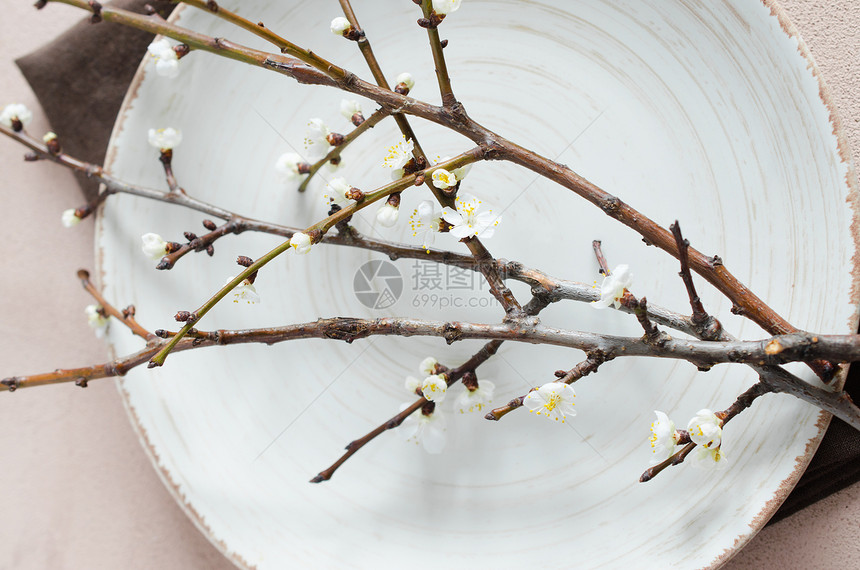 在米色与开花分支的春天桌设置概念春天复活节或母亲节假期图片