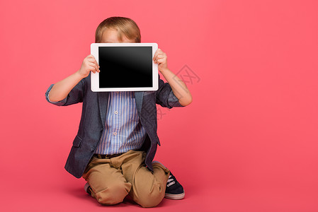 小男孩用粉红色隔开的空白屏幕背景图片