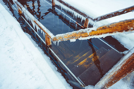 俄罗斯受洗字体栏杆上的雪图片