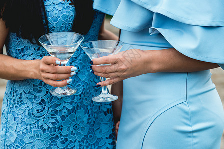 在派对上女孩们穿着蓝裙子手里拿图片