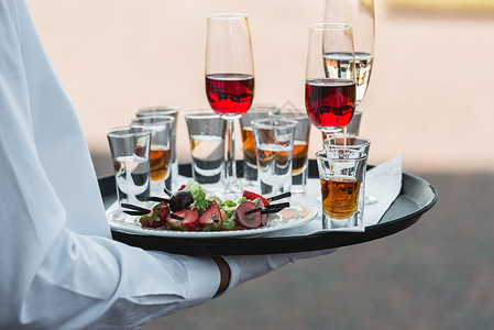 餐饮服务庆祝杯子和托盘上酒精的酒杯图片