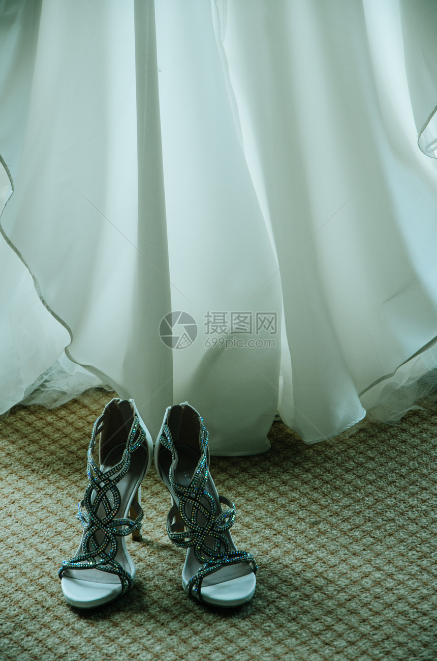 新娘的鞋子和礼服图片