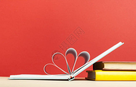 红背景的书页纸上的心情人节的概图片