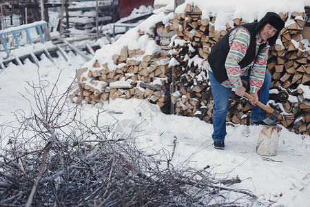 在院子里砍柴过冬的人图片