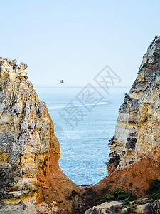 在葡萄牙拉各斯Algarve海岸的护航图片