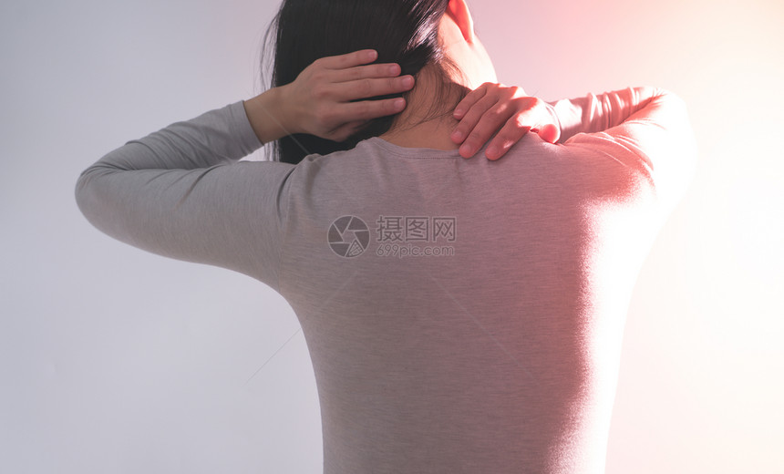妇女工作后颈部肩部受图片