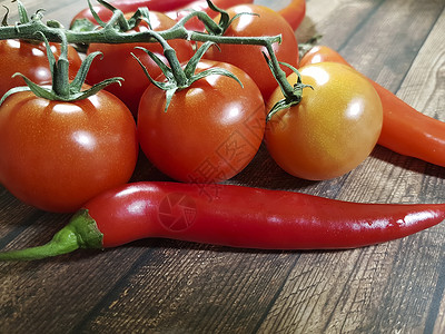 红辣椒木板上的番茄图片
