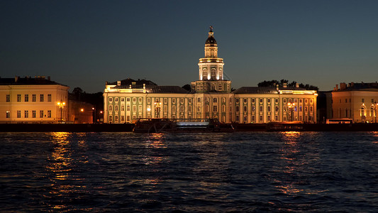 晚上在圣彼得堡的Neva上的Kunstkamm图片