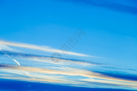蓝色傍晚天空上的水平云图片