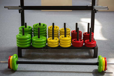 体重适配设备健身房的彩色图片