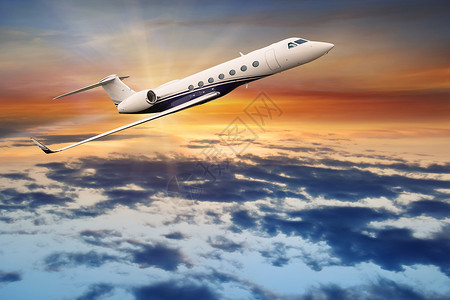 商用飞机在戏剧云层上飞行图片