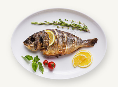 盘子上的灰状鱼在白色背景上被孤立餐饮菜单的剪切和模型图片