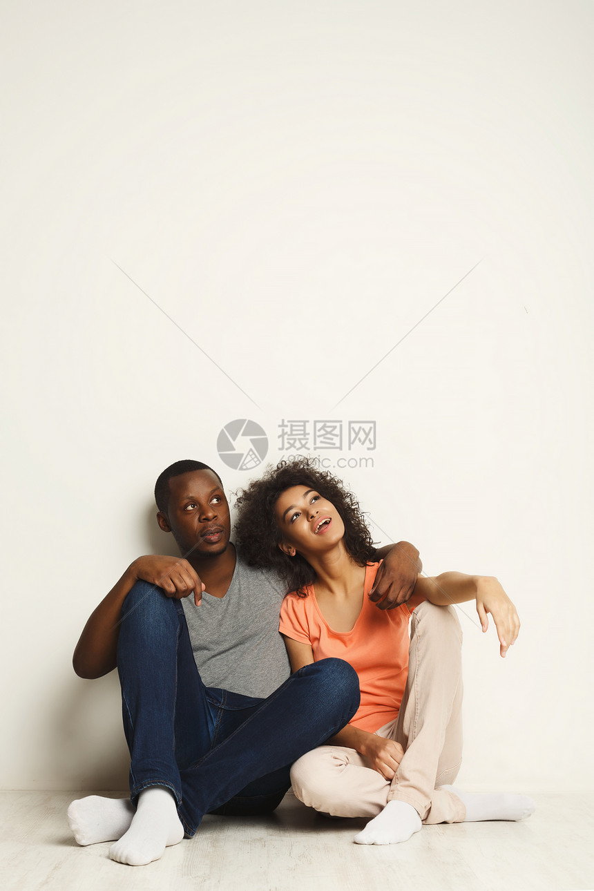 非裔美国人家庭情侣向上看图片