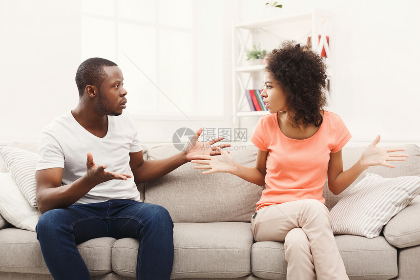 在家中争吵互相冒犯的非洲美国青年夫妇之间图片