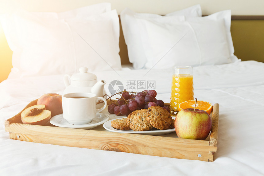 早餐在床上用木托盘供应图片