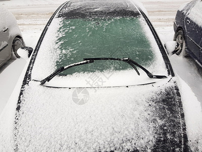 雪暴中的车被冰块覆盖上面图片