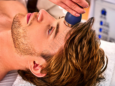 超声波面部机电动升降按摩水疗沙龙的超声波面部护理刺激男肌肉专业图片