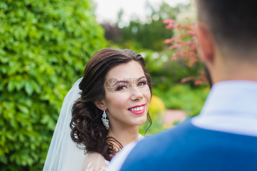 婚姻快乐的一对已婚夫妇图片