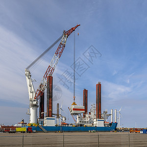 在荷兰Eemshaven港停泊和装载的离岸风力高清图片