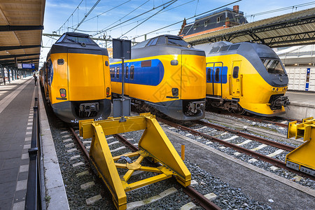 格罗宁根中央车站的现代快速城际列车在站台上等待前往阿姆斯特丹图片