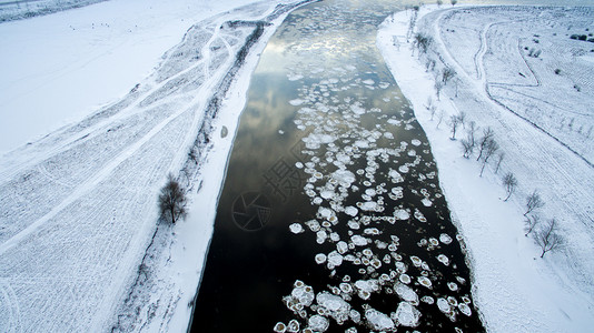 自游自在在河里游冰冬季风景从上面拍到的顶层视野自背景
