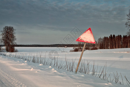 芬兰北部一条雪路的警示标志完全被雪覆盖也许警告是雪量过大校对图片