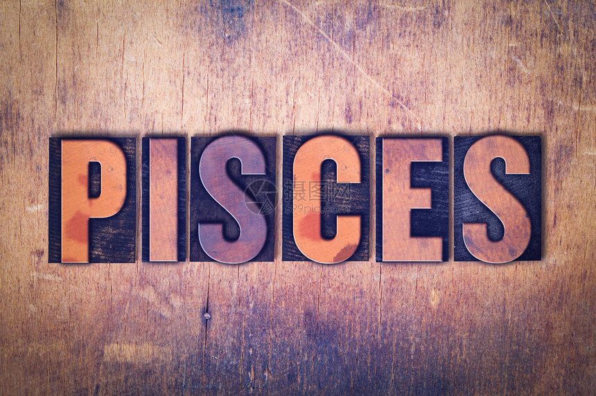 Pisces概念和主题这个字用古老的木质纸印刷类型写图片