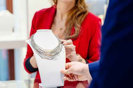 男人在珠宝店买情人节礼物美女卖家赠送项链珠宝图片