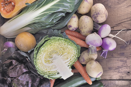 绿色菜和其他季节蔬菜的半边图片