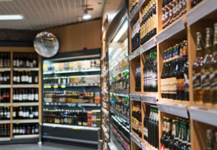 超市酒精饮料货架的图像模糊图片