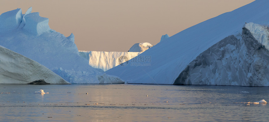 地球的极地区各种形式和大小的冰山气候变化和地球上年平均气温的增长极地冰层面积减少图片