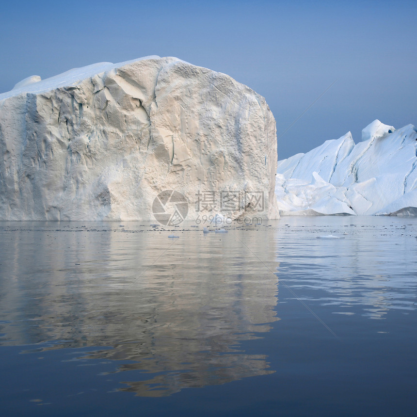 的极地区各种形式和大小的冰山气候变化和上年平均气温的增长极地冰层面积减少图片