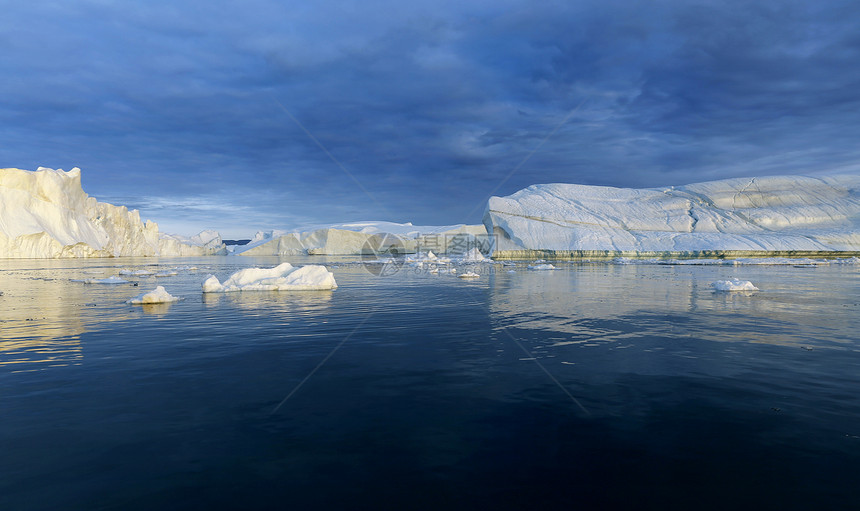 的极地区各种形式和大小的冰山气候变化和上年平均气温的增长极地冰层面积减少图片